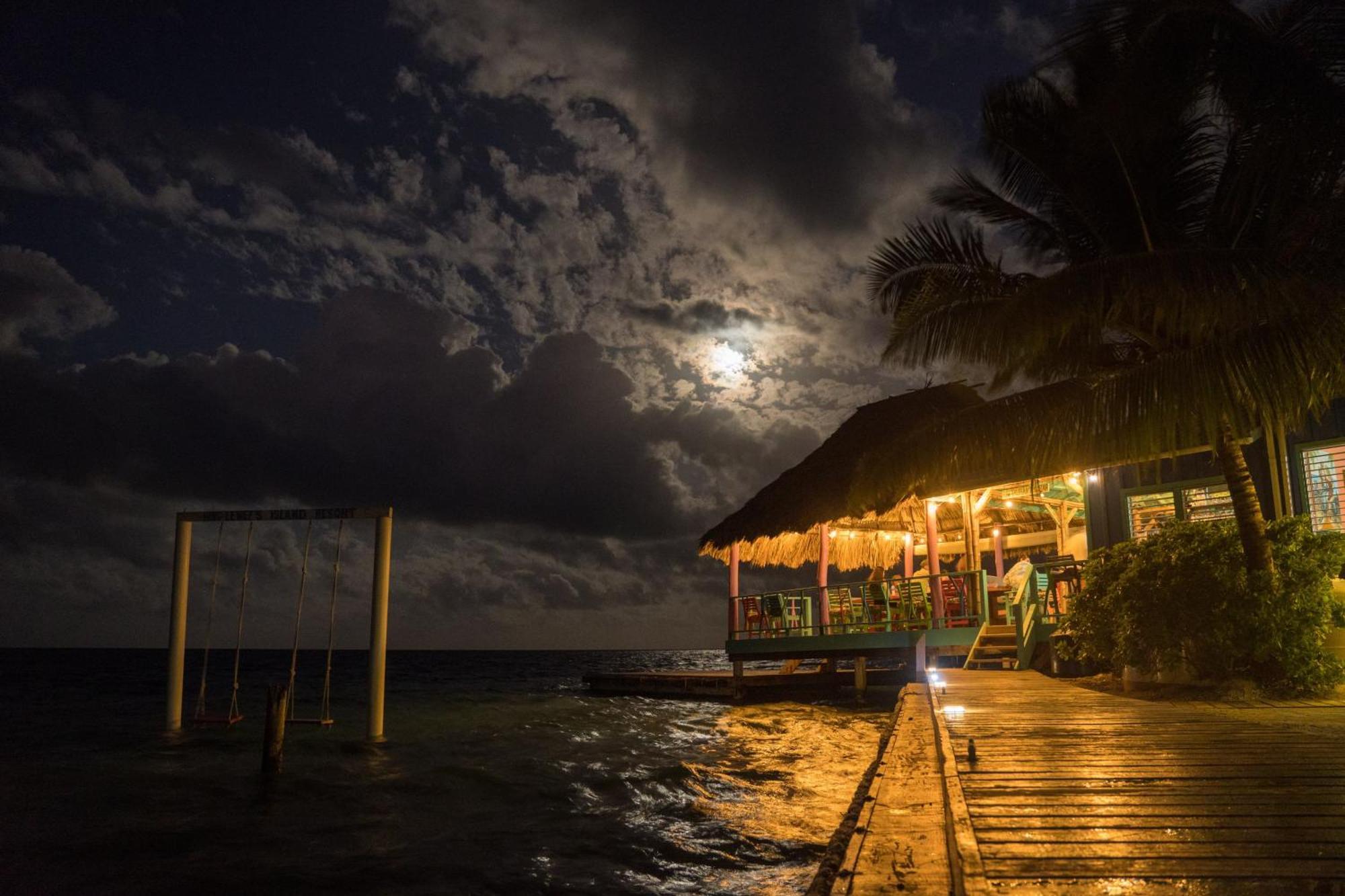 King Lewey'S Island Resort Placencia Екстериор снимка