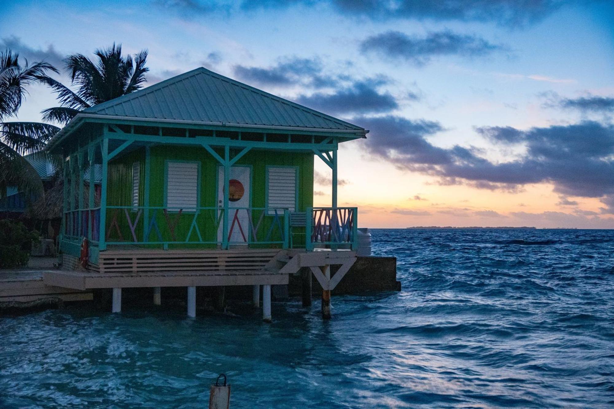 King Lewey'S Island Resort Placencia Екстериор снимка