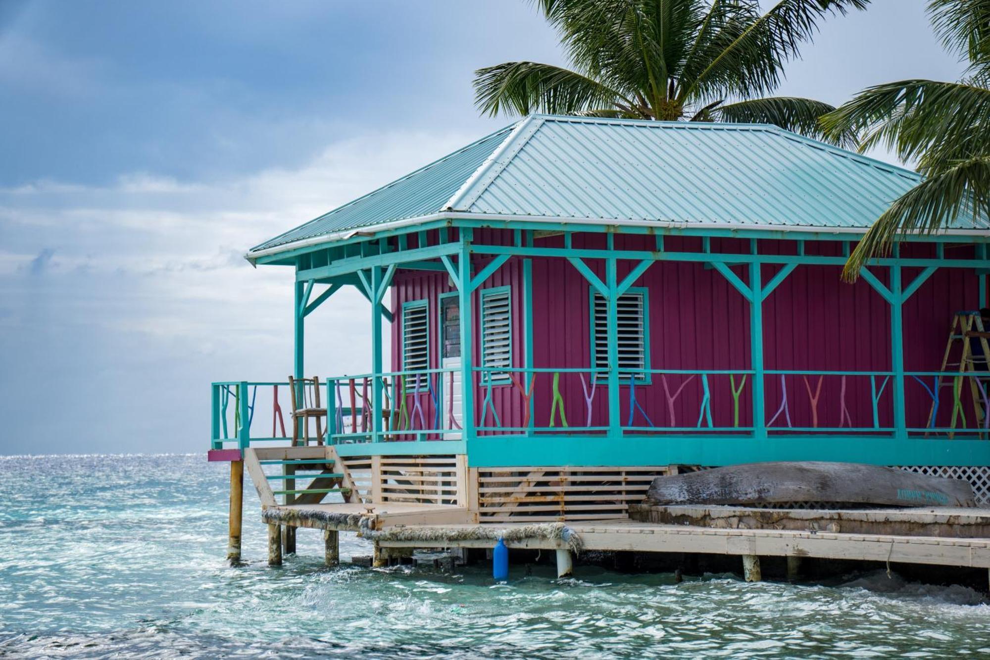 King Lewey'S Island Resort Placencia Екстериор снимка