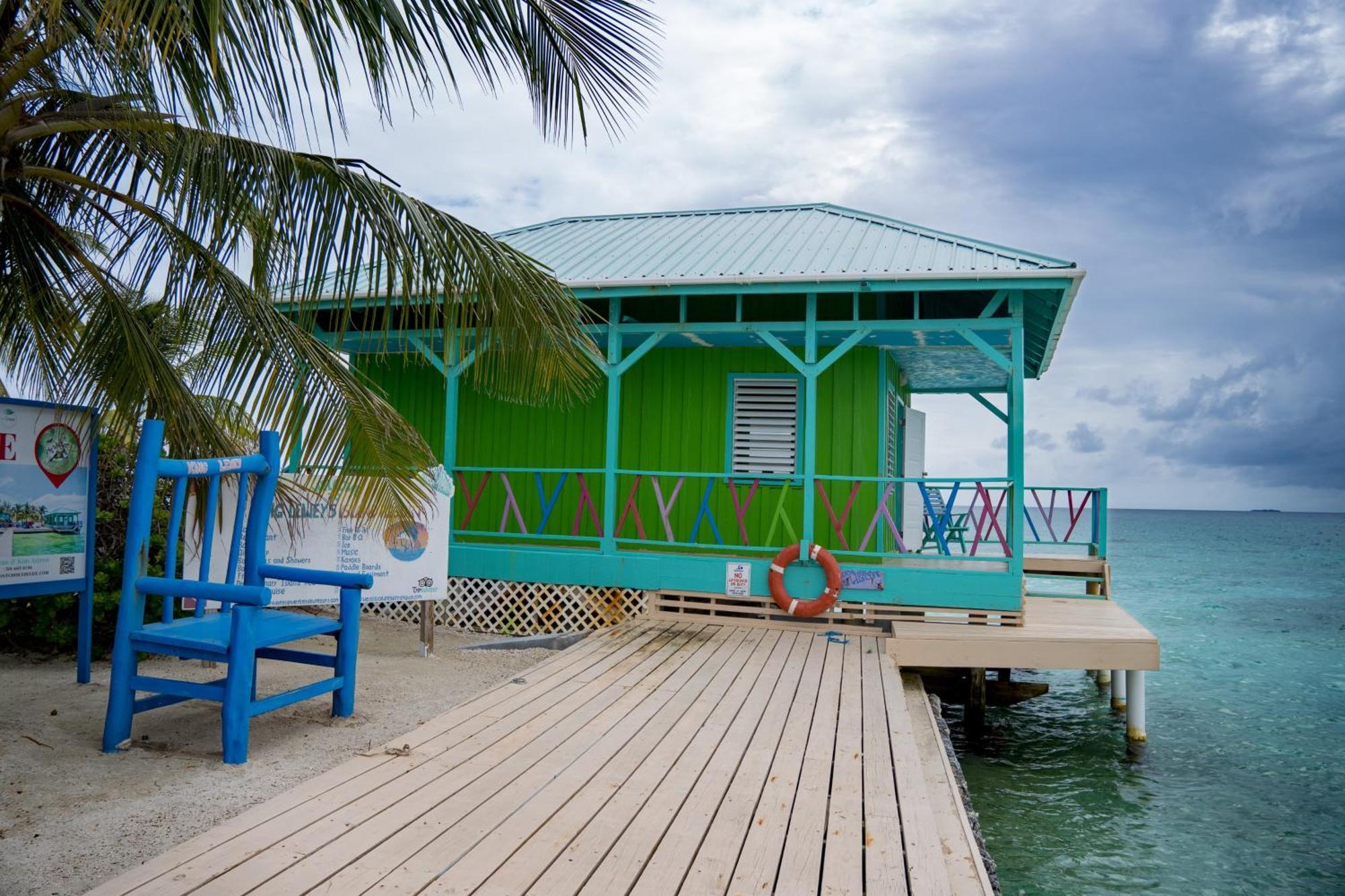 King Lewey'S Island Resort Placencia Екстериор снимка