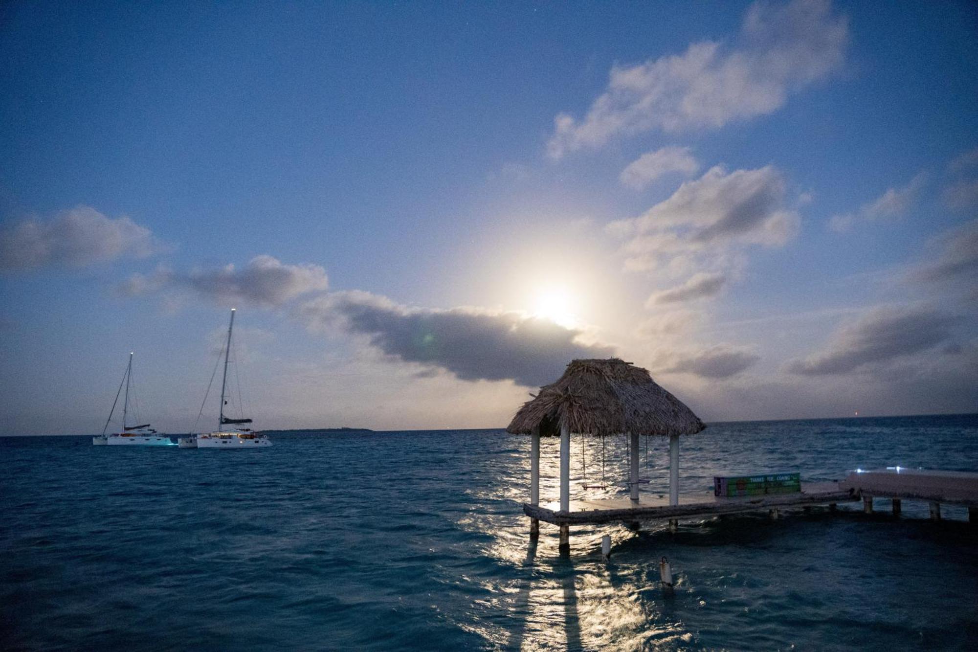King Lewey'S Island Resort Placencia Екстериор снимка