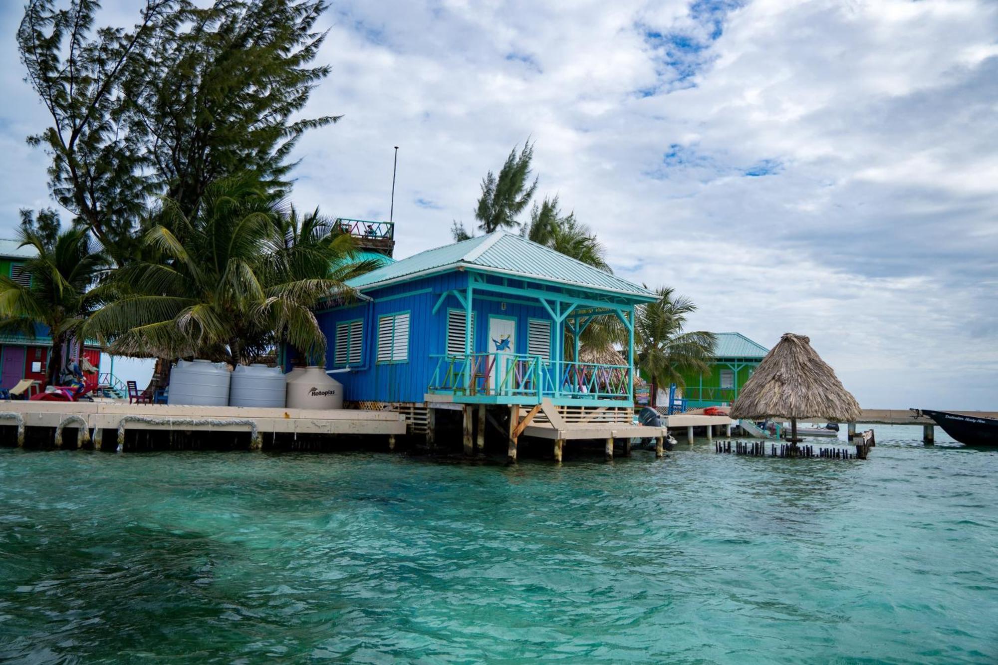 King Lewey'S Island Resort Placencia Екстериор снимка